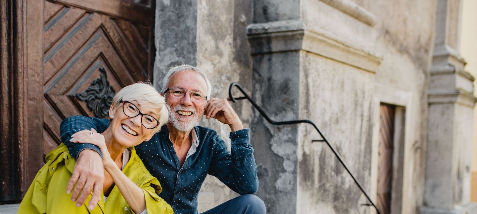 Banner senior couple happy traveler